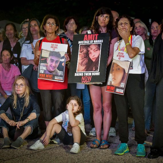 קריאה לשחרור החטופים // צילום: אבשלום ששוני/פלאש90